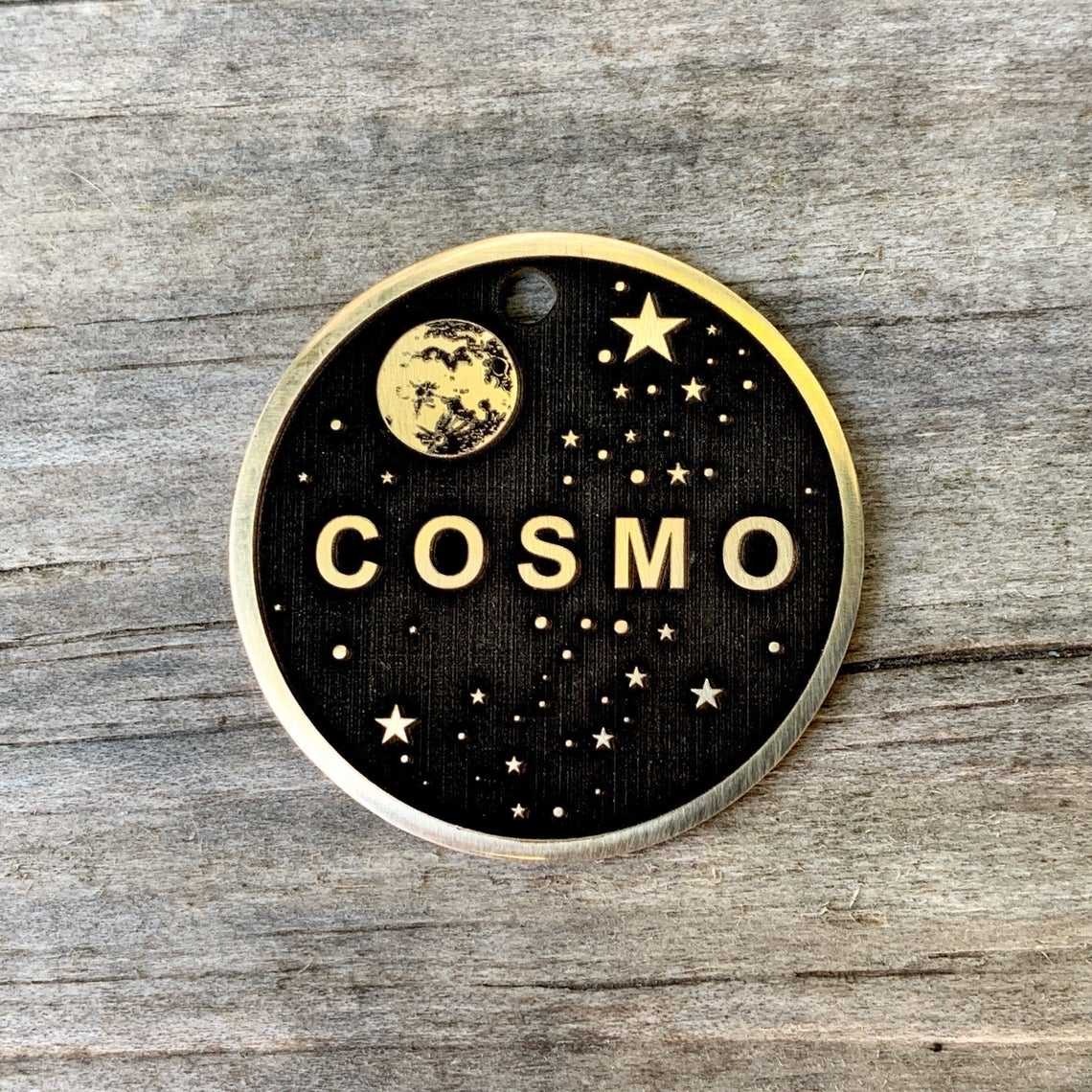 Uzay Temalı Üzerinde Cosmo Yazan Sarı Metal İsimli Evcil Hayvan İsimliği
